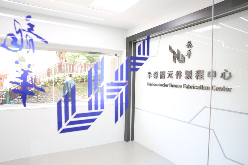 龍華科大五專電子科升學傳捷報 一班39人有10人錄取碩士班 41 《圖說》龍華科大半導體元件製程中心提供學生扎實的實作訓練,培養升學與研發所需的專業能力。〈龍華科大提供〉