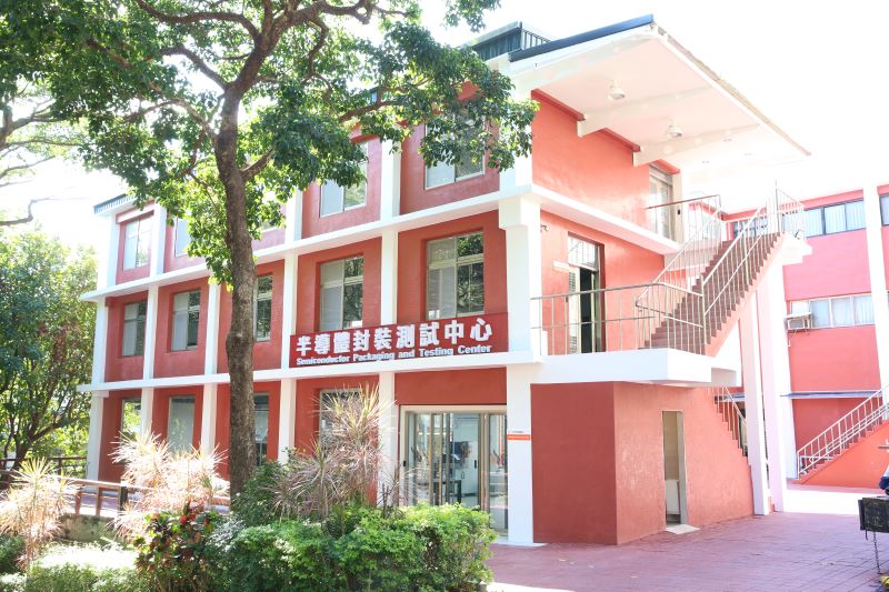 龍華科大五專電子科升學傳捷報 一班39人有10人錄取碩士班 42 《圖說》龍華科大半導體封裝測試中心結合產業實務與教學資源,成為電子科學生邁向研究所與高科技產業的重要後盾。〈龍華科大提供〉
