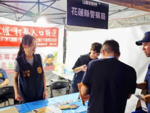 夏戀嘉年華熱鬧登場 花警刑大進駐東大門強化反詐宣導 13 %E4%B8%89 6