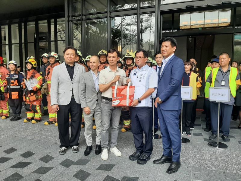 強化高樓旅宿防災安全 板橋馥華艾美營業前實兵演練 55 《圖說》台北板橋馥華艾美酒店,今日與新北消舉辦營業前自衛消防編組暨火災搶救演練互贈紀念品。〈新北消第一大隊提供〉