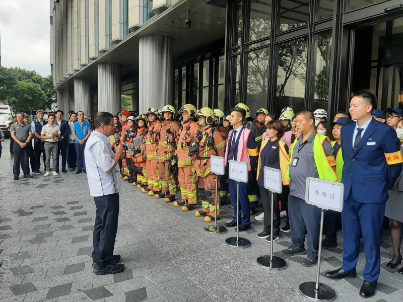 強化高樓旅宿防災安全 板橋馥華艾美營業前實兵演練 56 《圖說》消防局長陳崇岳表示,旅宿場所一旦發生火警,初期應變速度與處置是否正確,攸關旅客及員工生命安全。〈新北消第一大隊提供〉