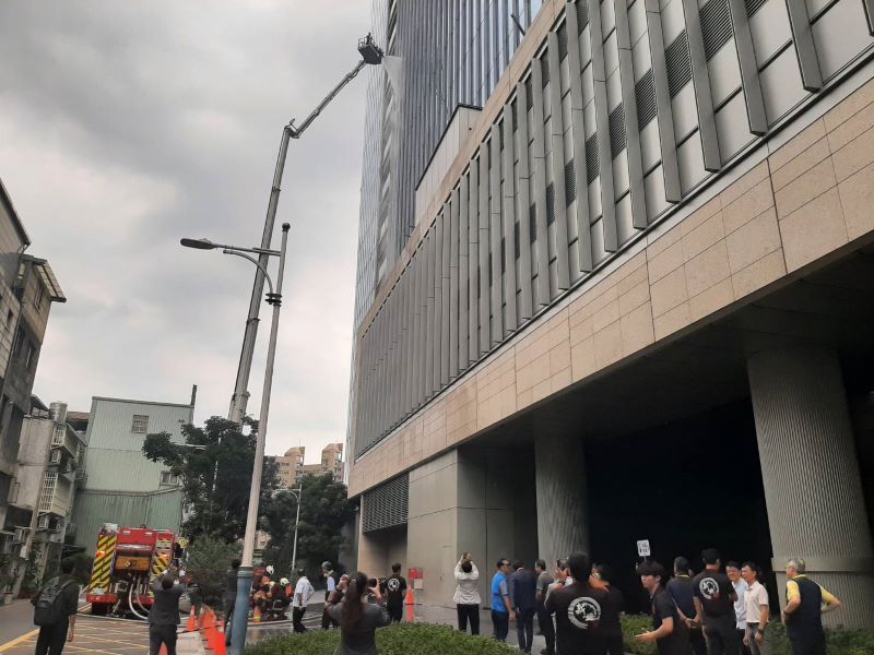 強化高樓旅宿防災安全 板橋馥華艾美營業前實兵演練 57 《圖說》台北板橋馥華艾美酒店營運前自衛消防編組暨火災搶救演練。〈新北消第一大隊提供〉