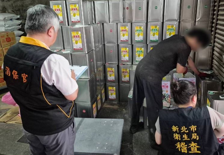 持續擴大抽驗把關食安 新北稽查148家未見問題油品 50 《圖說》新北市持續追蹤問題產品流向及回收情形,透過加強稽查與抽驗,督促業者落實食品安全管理,維護民眾飲食安全與消費權益。〈衛生局提供〉