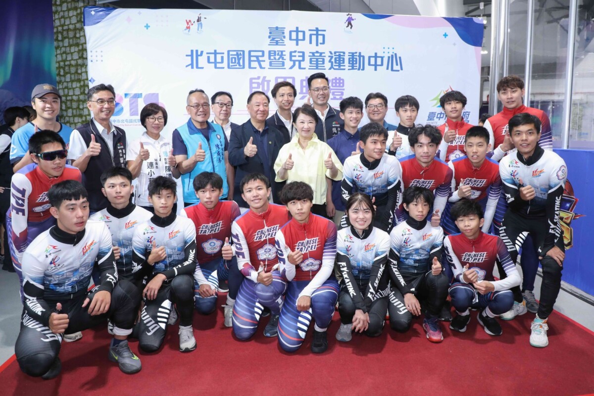 ▲盧秀燕與台中市競速滑冰代表隊合影，肯定選手展現台中冰上運動實力。(圖/記者顏淑娟翻攝)