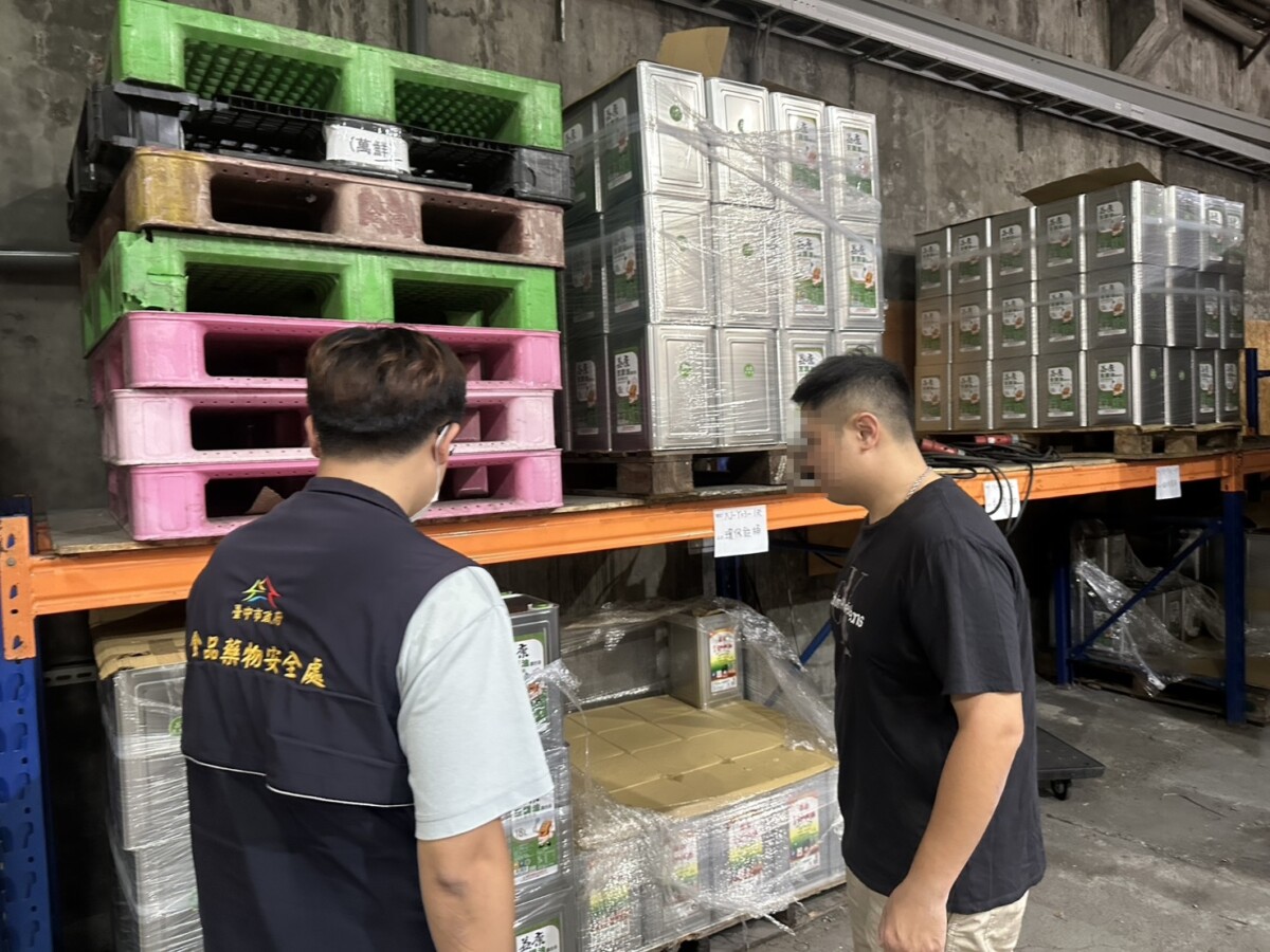 ▲中市追查問題油品流向,持續派員前往下游業者倉儲確認下架情形。(圖/中市府提供)