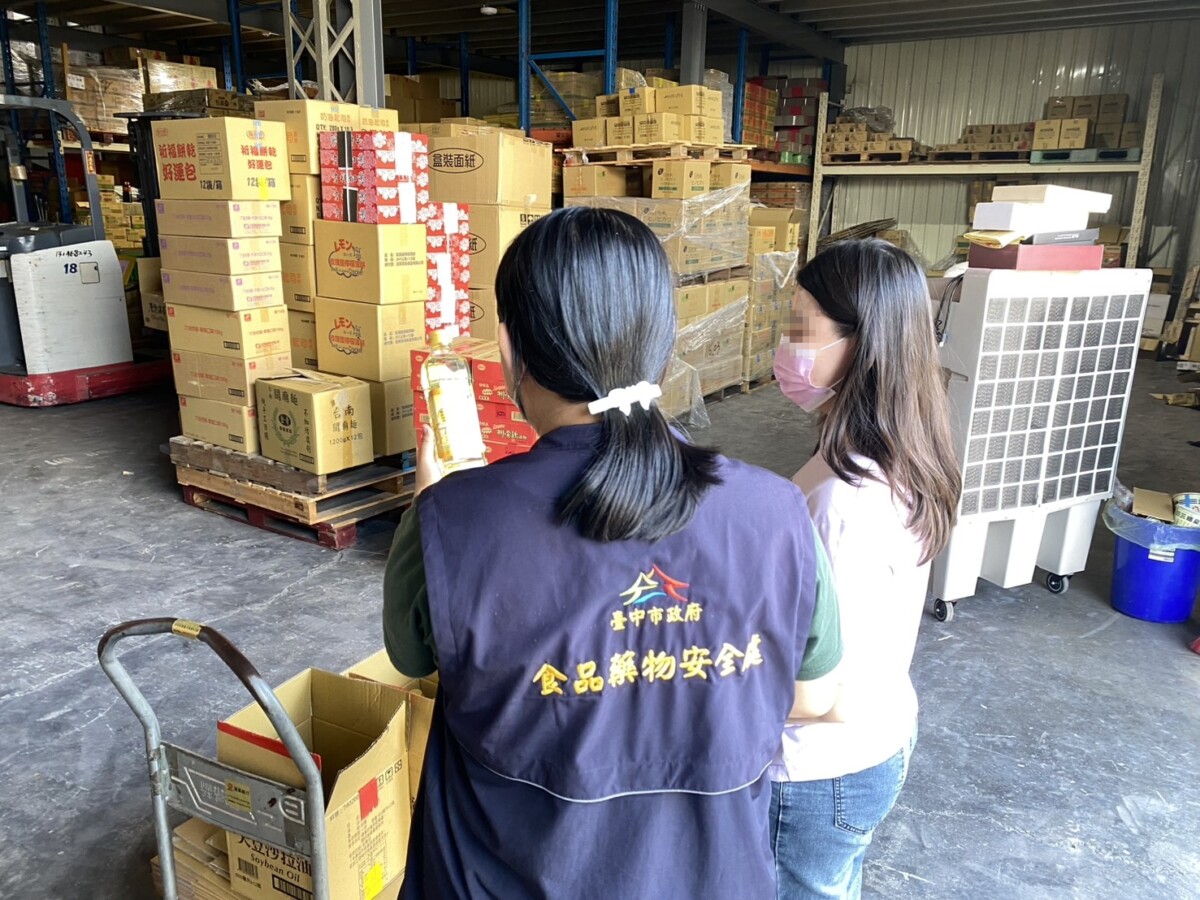 Bb770bd441e32a9305d47c05d1c358e6▲中市追查問題油品流向，持續派員前往下游業者倉儲確認下架情形。(圖/中市府提供)