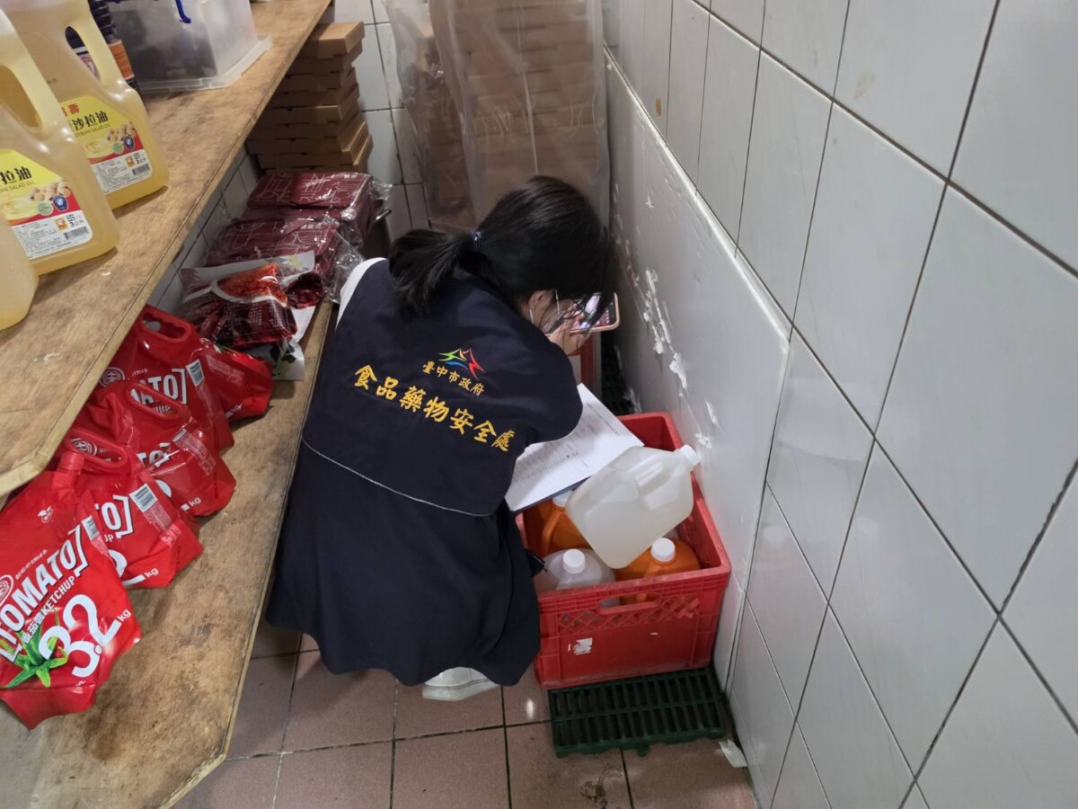 ▲中市追查問題油品流向，持續派員前往下游業者倉儲確認下架情形。(圖/中市府提供)