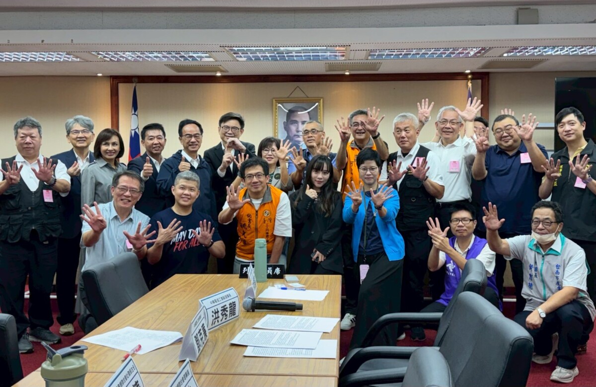 ▲賴瑞隆與各產業工會代表合影。(圖/賴瑞隆委員辦公室提供)