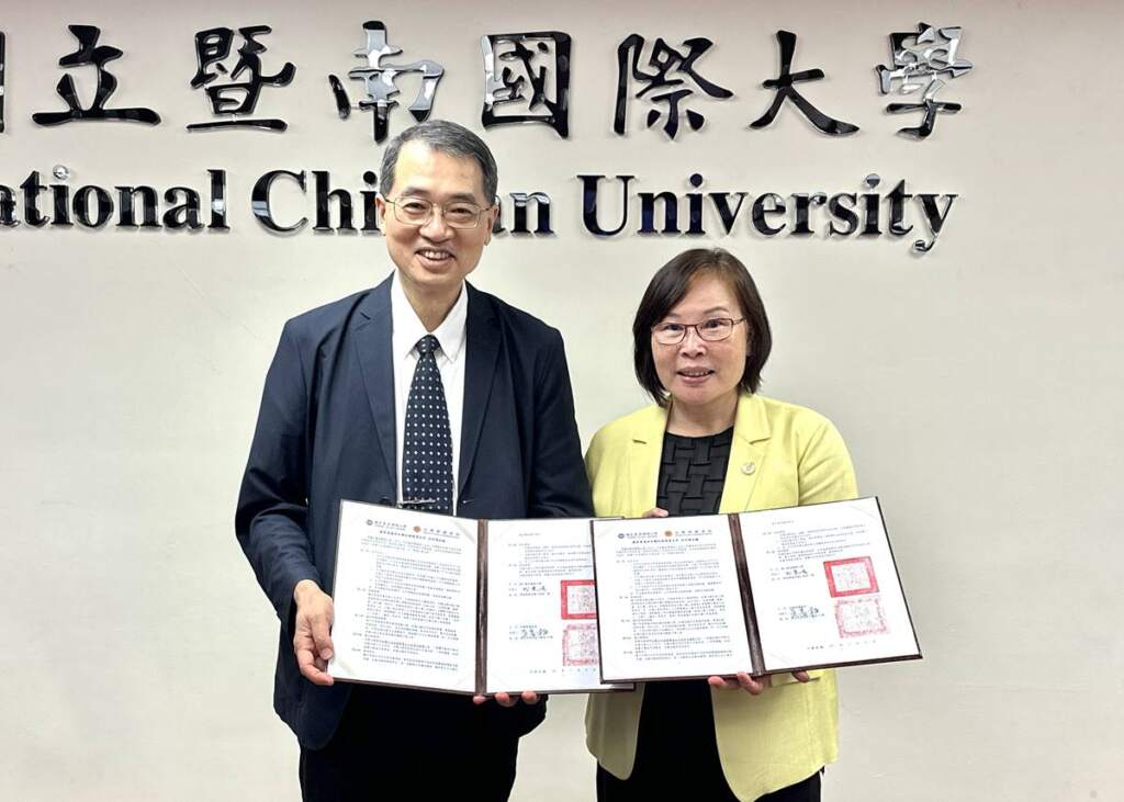 ▲暨大與法務部調查局簽署合作備忘錄(MOU),暨大校長武東星(左)與法務部調查局副局長吳富梅(右)代表雙方簽署。