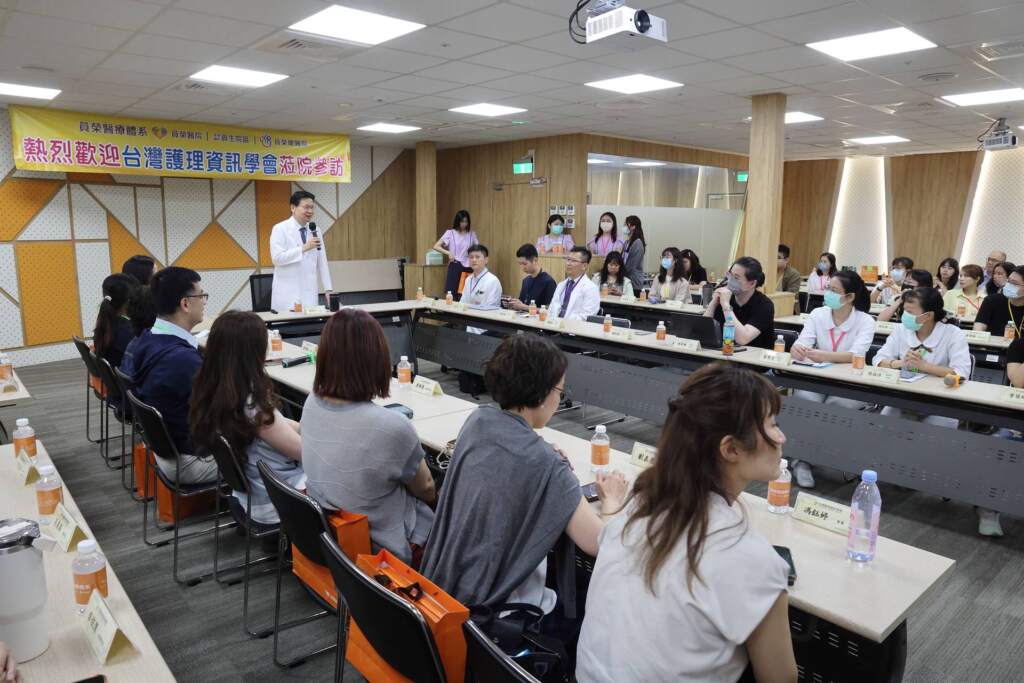 ▲員榮醫療體系總院長張克士（圖中站立者）歡迎台灣護理資訊學會四十位成員參訪員榮。（圖／員榮醫院提供）