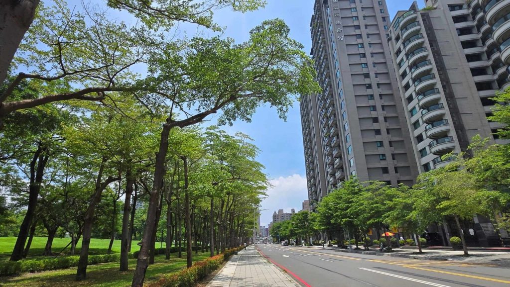 Freecompress 高雄市「鼓山區」豪宅高度集中在美術館周遭,憑藉有山有海、濃厚文化氣息加上綠地,成為高資產族首選區域。(永慶房產集團提供)