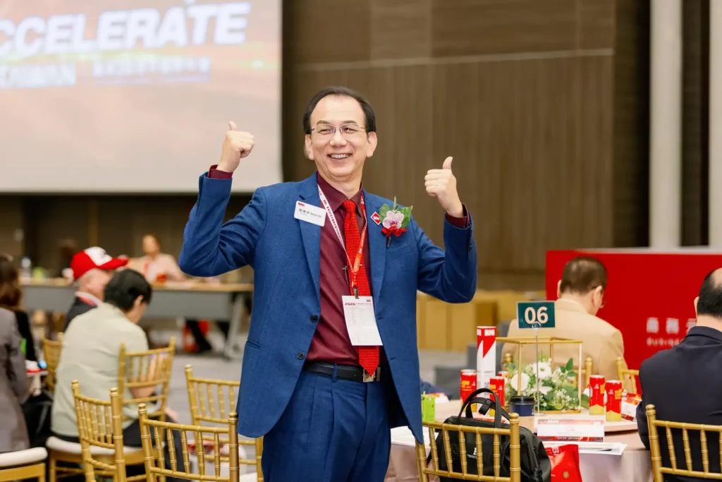 臺灣BNI負責人謝聰評(Smart Xie)開心迎接20週年國際年會慶典。