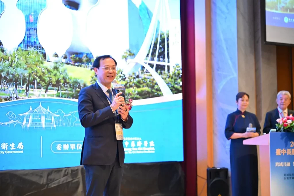 衛福部長石崇良感謝大家支持長照3.0政策,期待論壇交流經驗,臻善政策。(圖/臺中慈濟醫院提供攝影:李彥緰)
