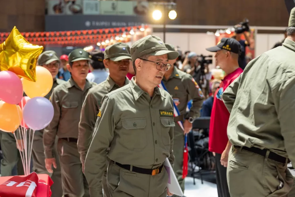 軍歌演唱「金門老兵召集令－番號集結 榮耀歸隊」為四天活動揭開序幕。'