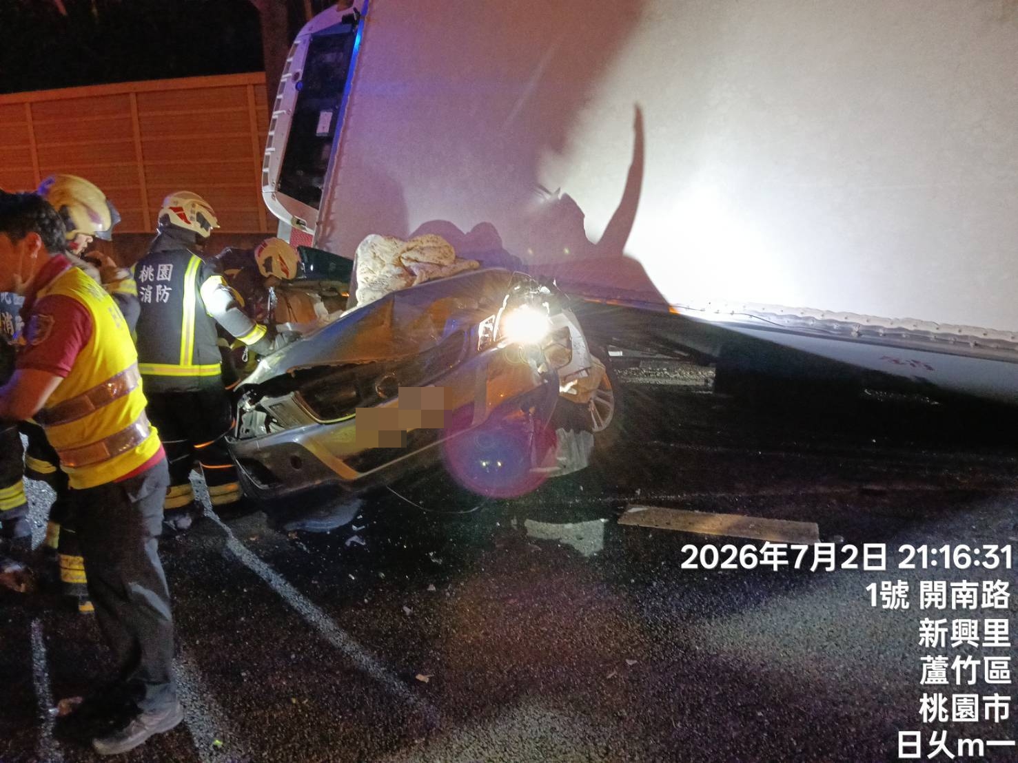 國1桃園段連環事故!大貨車壓扁小客車 男子一度受困 657509 0