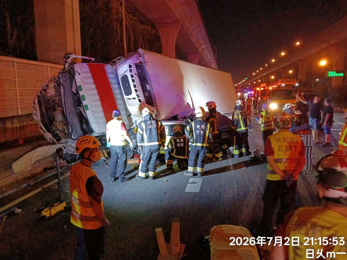 國1桃園段連環事故!大貨車壓扁小客車 男子一度受困 657510 0