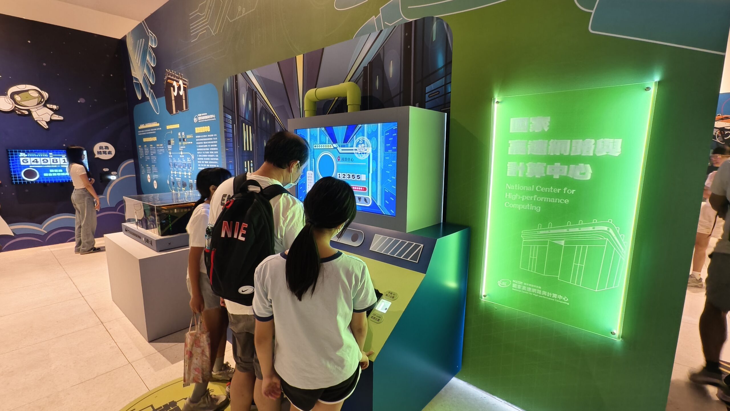 「科學家的秘密基地2.0」特展海科館開幕 點燃新世代對科技探索的熱情 在「國家高速網路與計算中心」展區的互動遊戲,讓大小朋友一同體驗參與 scaled