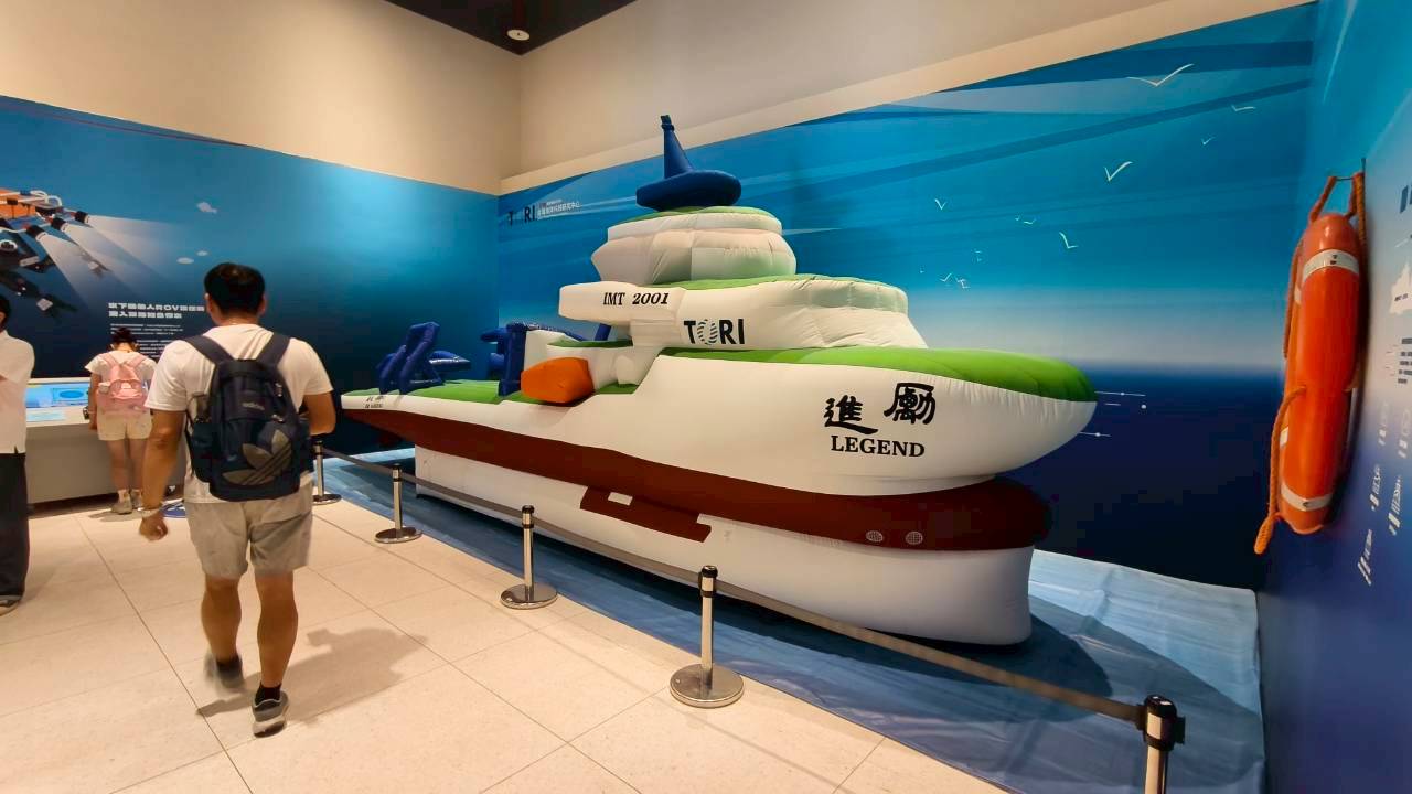 「科學家的秘密基地2.0」特展海科館開幕 點燃新世代對科技探索的熱情 活動現場展出等比例「勵進研究船」模型