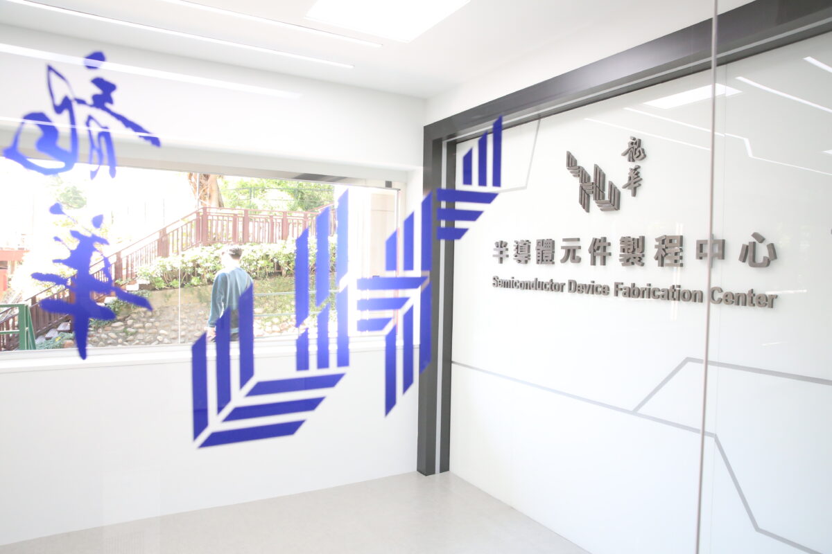龍華科大五專電子科傳捷報 近三成畢業生錄取碩士展現辦學成果 1 6