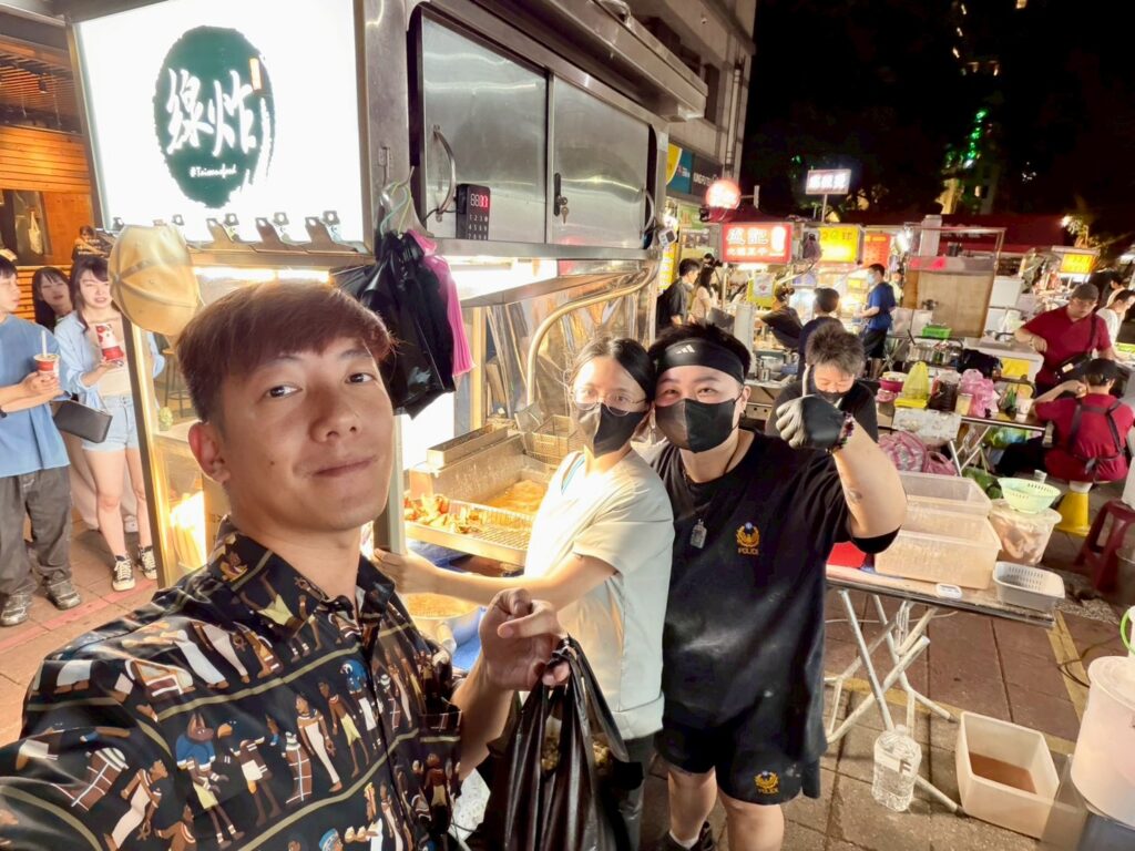 知名網紅騏樂到「阿富海鮮粥」品嘗美食。(圖/臺北市市場處攤販科提供)
