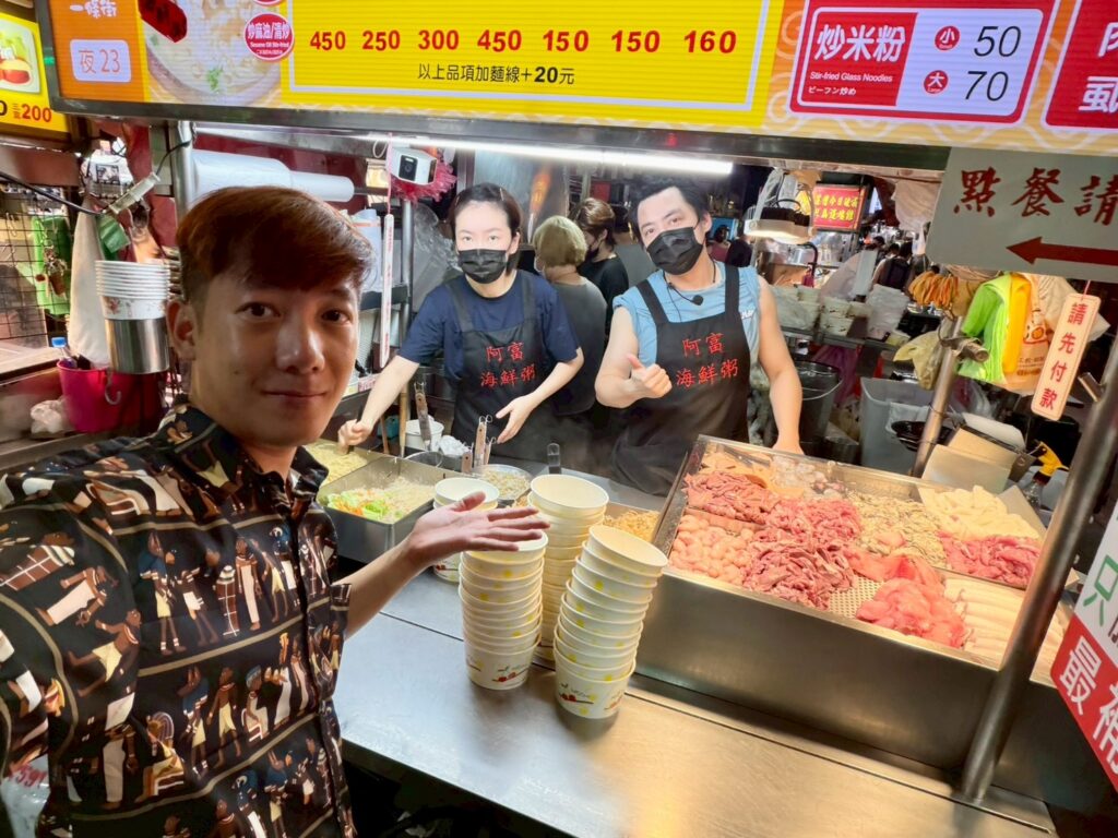 知名網紅騏樂到「線炸祕汁雞排」品嘗美食。(圖/臺北市市場處攤販科提供)