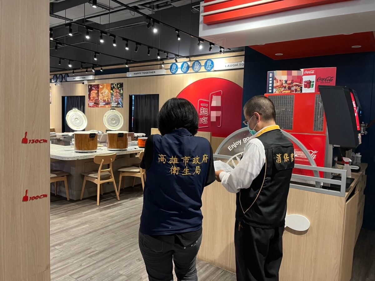 ▲高雄市政府食安小組今(3)日持續啟動跨局處專案全面清查問題油品。