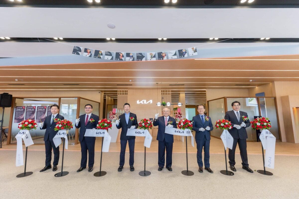▲Kia總代理台灣森那美起亞攜手百皇汽車迎接全新Kia嘉義3S展示服務中心盛大開幕,強化大嘉南地區服務網絡,並持續推動2026通路升級計畫。