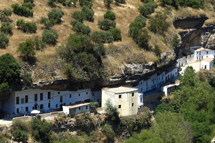 西班牙「塞特尼爾-德拉斯沃德加斯」(Setenil de las Bodegas)小鎮於全球社群媒體貼文數量統計中奪冠。 圖:shutterstock/來源