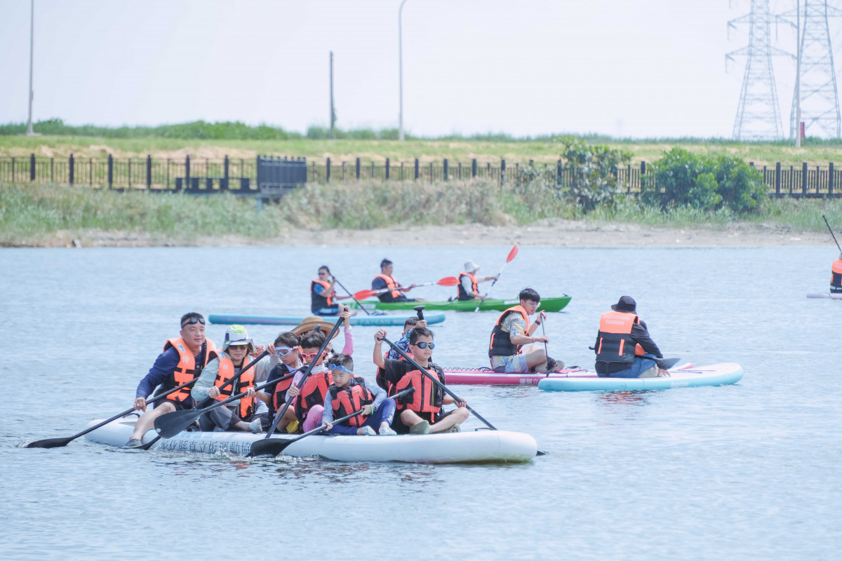 彰濱海FUN一夏熱鬧登場,SUP、水上瑜伽、鋼鐵人特技吸睛。圖/彰化縣政府提供