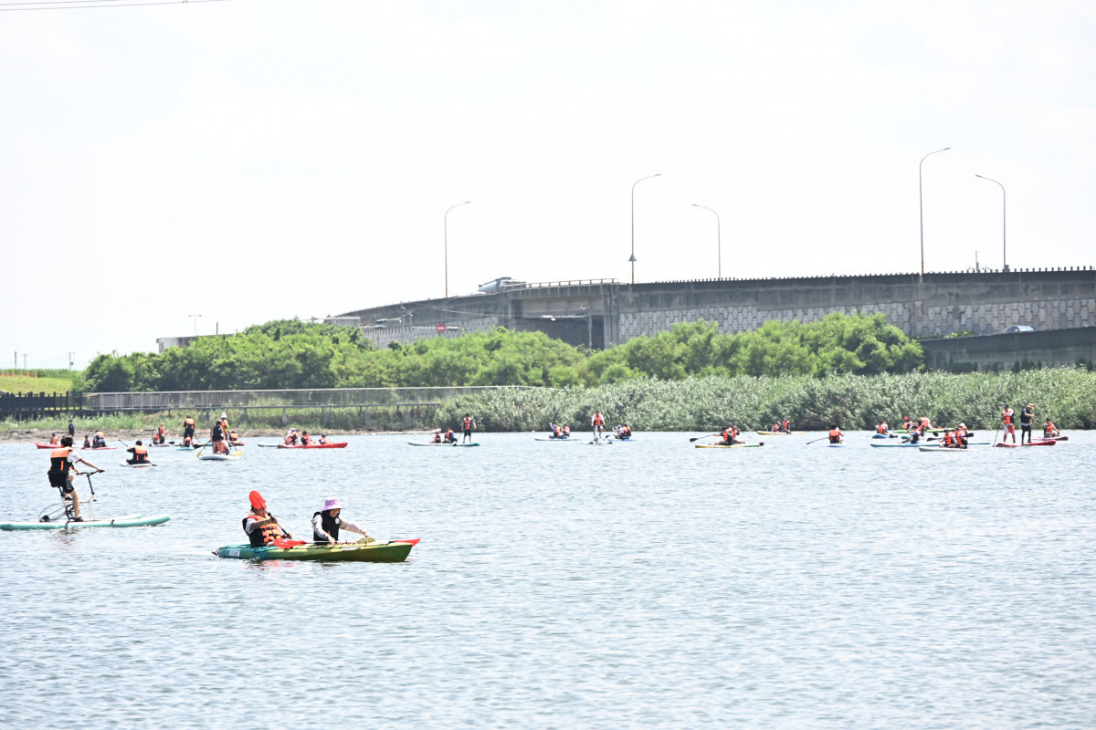 彰濱海FUN一夏熱鬧登場,SUP、水上瑜伽、鋼鐵人特技吸睛。圖/彰化縣政府提供