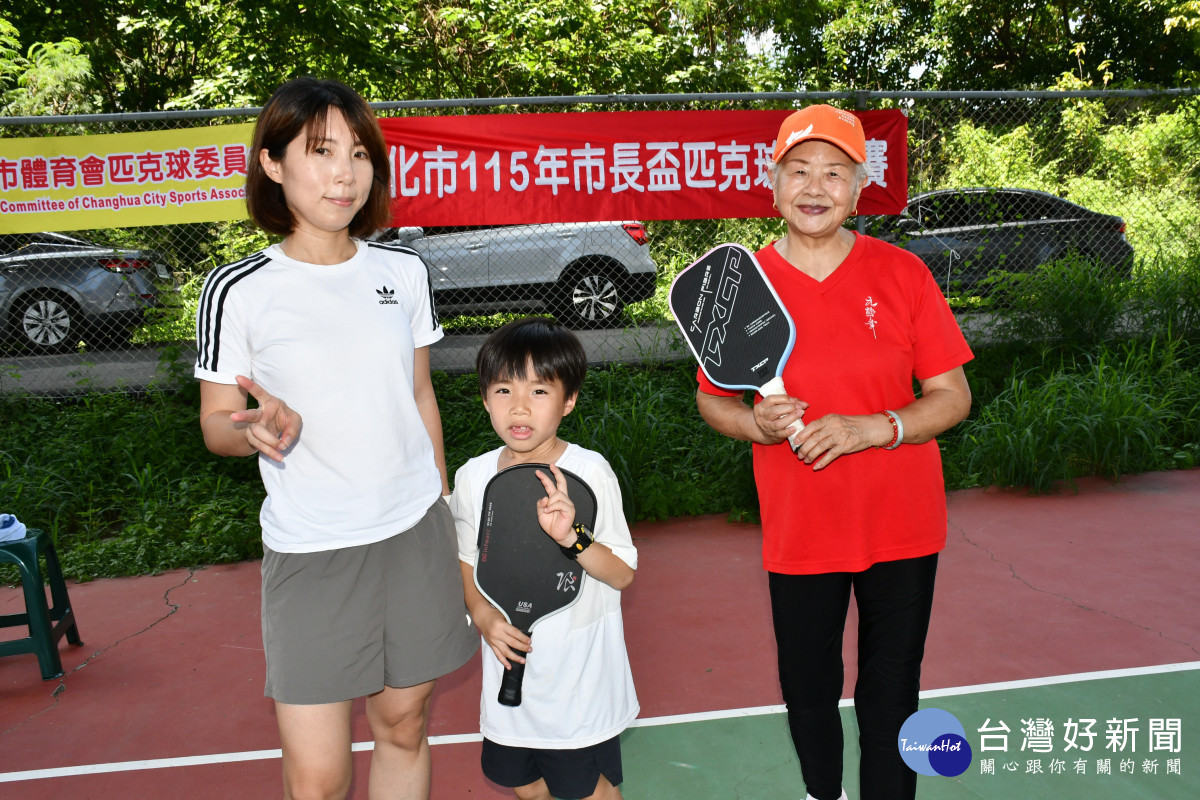 市長盃匹克球錦標賽最年長的與最紡齒的選手-78歲陳美賢(右)與最8歲的楊士逸(中)相互勉勵。圖/彰化市公所提供