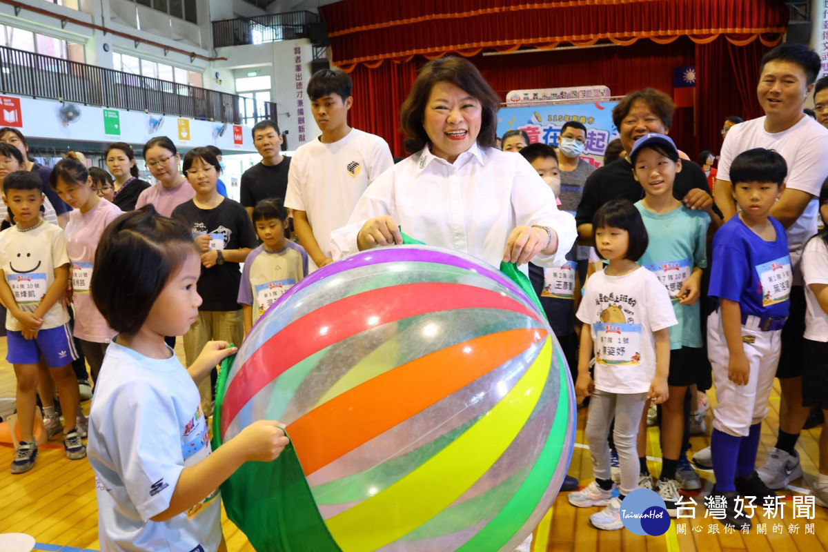 嘉義市府舉辦「『童』在一起親子趣味運動競賽」,吸引120組親子家庭參加/嘉義市府提供