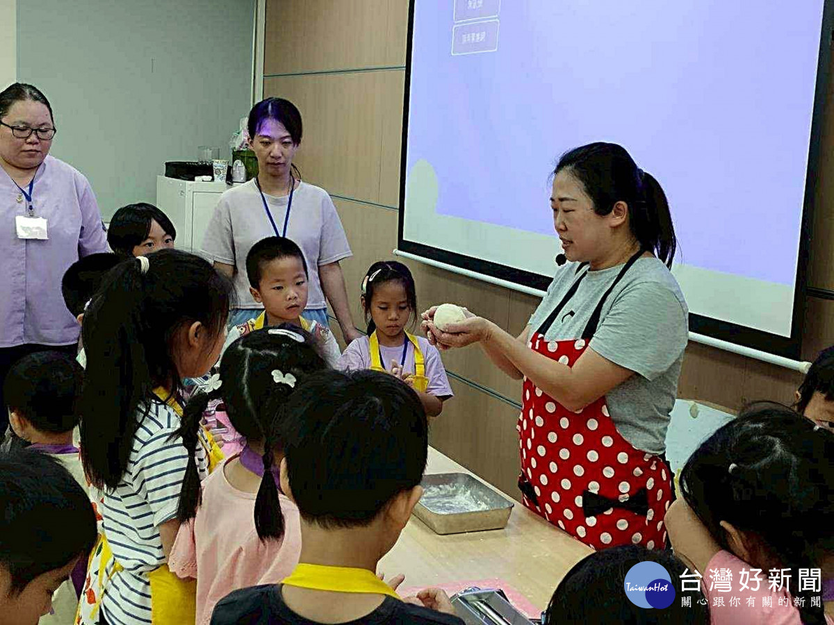 親子攜手揉出幸福好滋味 鮮乳變身美味麵條