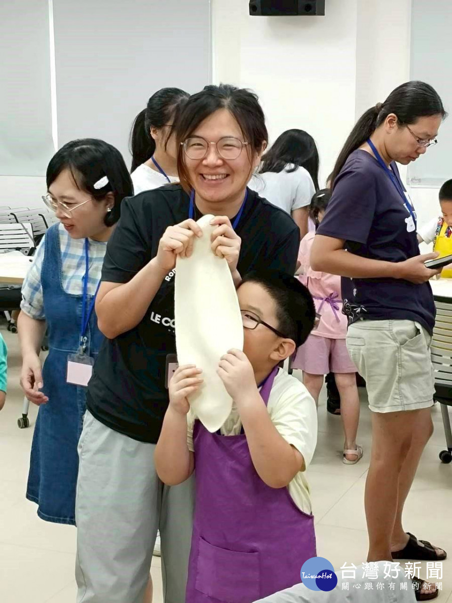 親子攜手揉出幸福好滋味 鮮乳變身美味麵條