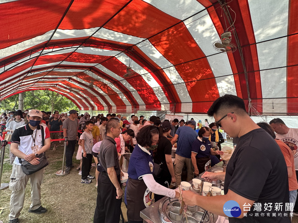 一千碗意麵熱騰騰送到民眾手中。(記者扶小萍攝)