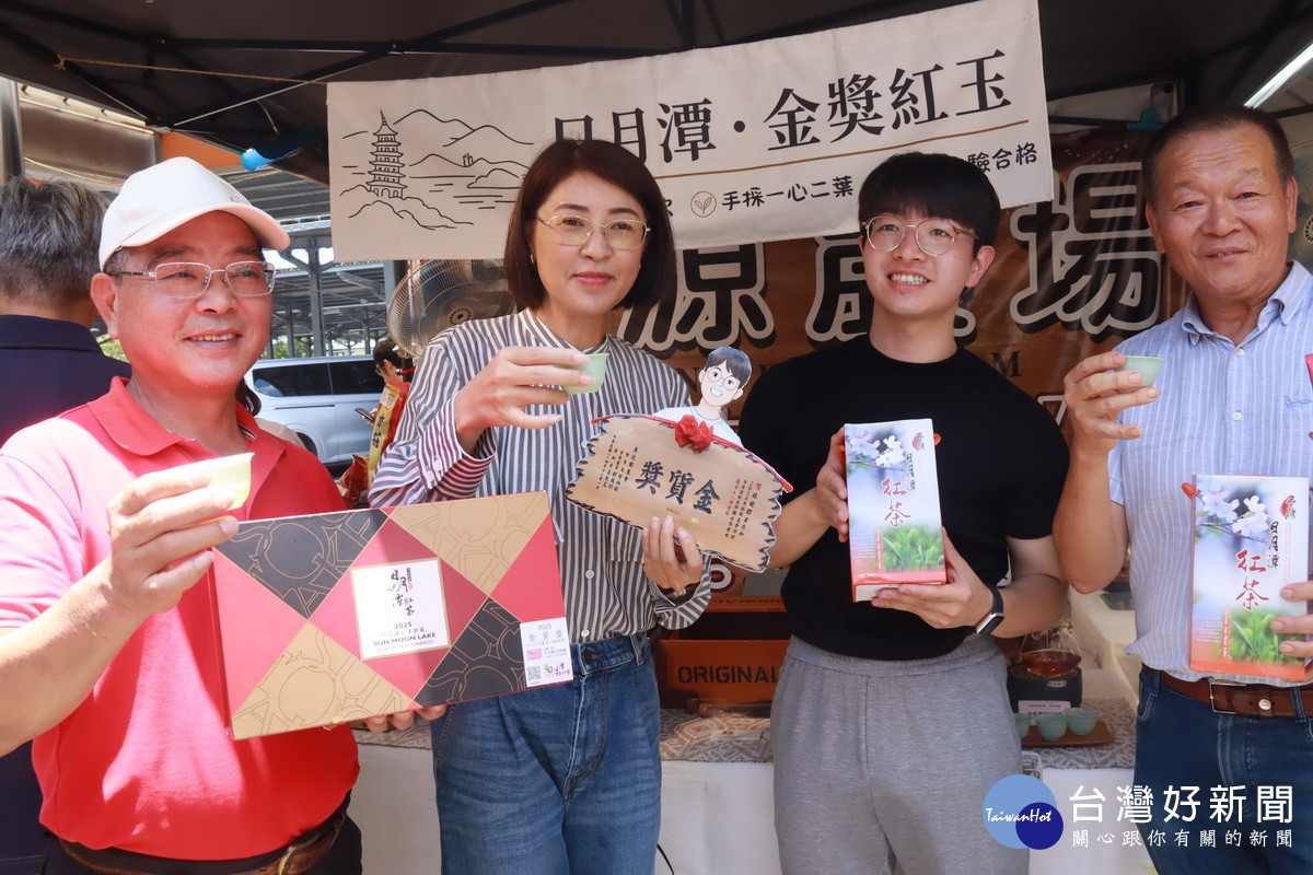 許縣長吳鎮長及縣農總幹事曾明瑞等到各攤位感謝青農農友的辛勞。(記者扶小萍攝)