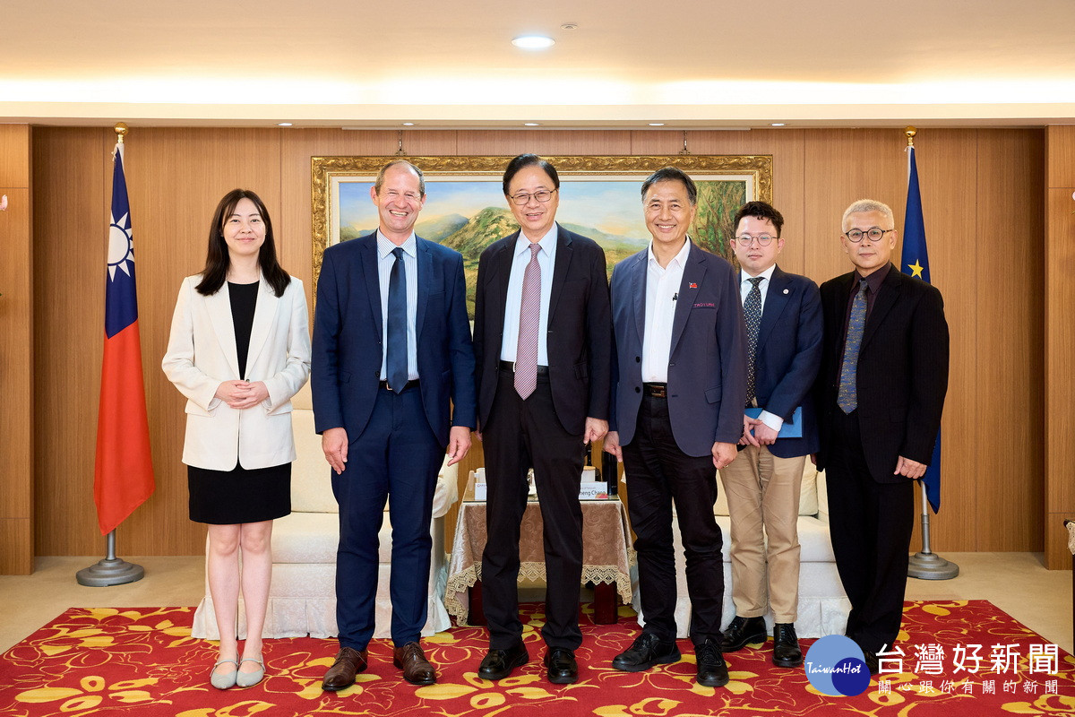 歐洲經貿辦事處處長谷力哲拜會桃園市長張善政合影。