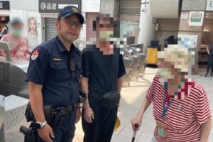 8旬婦人捷運站獨自徘徊 捷警憑一張醫院藥單 順利找到回家路 28 MEITU 20260704 121354883