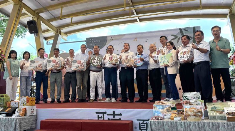 新北綠竹筍全國評鑑奪10獎 雙料冠軍4連霸 23 《圖說》市長侯友宜今日出席「115年新北健康三寶-綠竹筍頒獎典禮暨展售會」頒贈賀匾與獎座,肯定獲獎筍農精益求精的栽培技術,為新北農產再創耀眼佳績。〈農業局提供〉