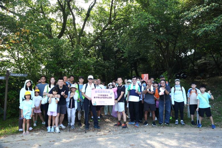 台電基隆區處揪眷屬淨山 姜子寮山健行兼護山林 14 《圖說》台電基隆區處今日舉辦年度淨山健行活動,處長陳据湖〈前排中左白帽者〉偕同仁及眷屬前往基隆知名登山景點姜子寮山,以實際行動落實環境保護,也讓親子共同體驗愛護山林的重要性。〈基隆區處提供〉