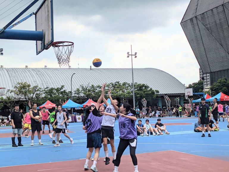中和三對三籃球賽尬球技 六組選手同場較勁 22 《圖說》中和區公所三對三鬥牛籃球賽球員積極拚戰,場邊觀眾則不時為精彩進球及防守喝采。〈中和區公所提供〉