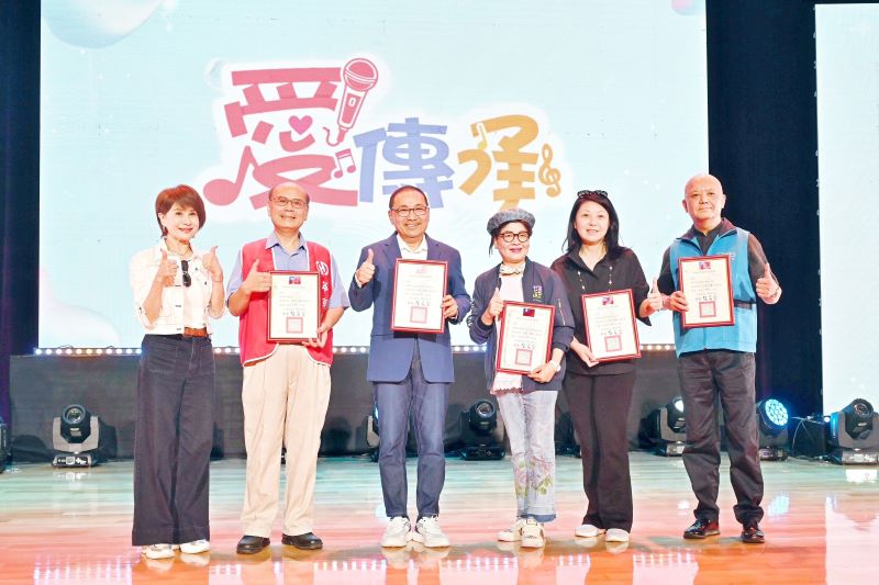 愛傳承關懷演唱19年 侯:用愛串連社會溫暖力量 65 《圖說》市長侯友宜頒贈感謝狀,肯定「愛傳承」長年推動公益的努力。〈文化局提供〉