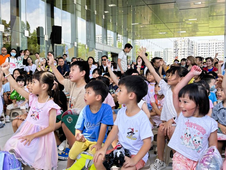 童戲一夏FUN假囉! 新北桃園七區八場免費演出 55 《圖說》現場孩子們熱情加入互動與有獎徵答,場面熱鬧萬分。〈林口區公所提供〉