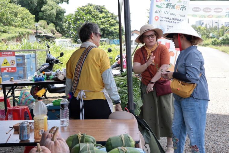 從土地到餐桌 三峽Lipahak市集傳承部落生活智慧 59 《圖說》市民選購族人農友種植的新鮮野菜。〈原民局提供〉