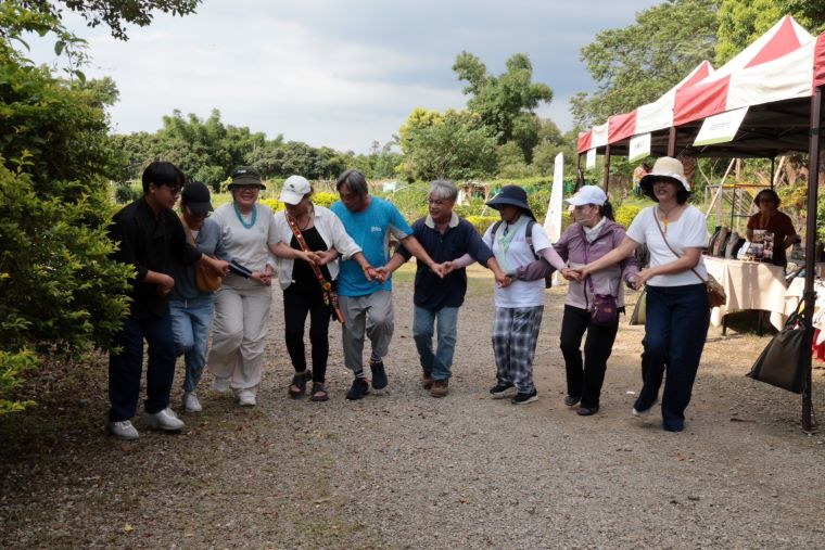 從土地到餐桌 三峽Lipahak市集傳承部落生活智慧 64 《圖說》民眾跟著農園Ina牽手圍舞,把豐收喜悅一起跳起來。〈原民局提供〉