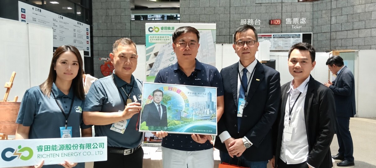 ▲圖中由左至右為睿田能源總經理李佳蓉、執行長薛煒立、環境部部長彭啟明、臺灣防災產業協會理事長陳奕廷、環境部氣候變遷署副署長張根穆。(記者 李堂安 翻攝)
