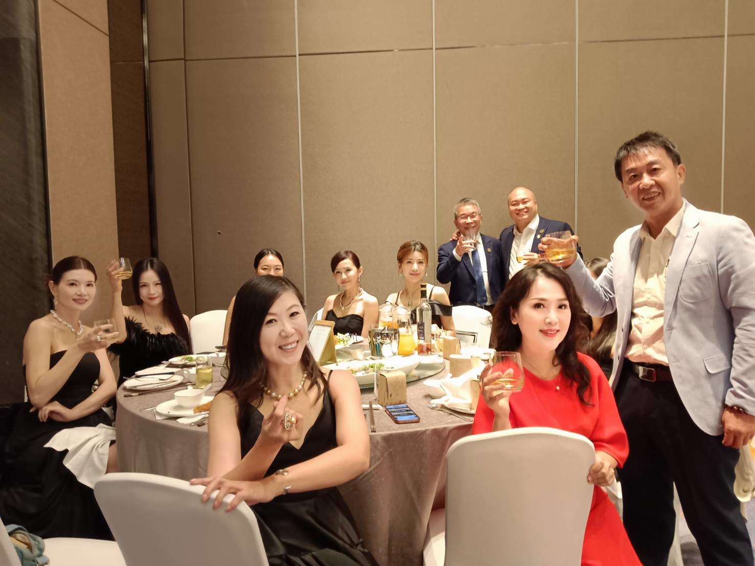 全球EMBA慈善珠寶晚宴圓滿落幕 珠寶藝術家吳佳楨作品公益珠寶走秀 攜手青葉國小傳遞教育希望
