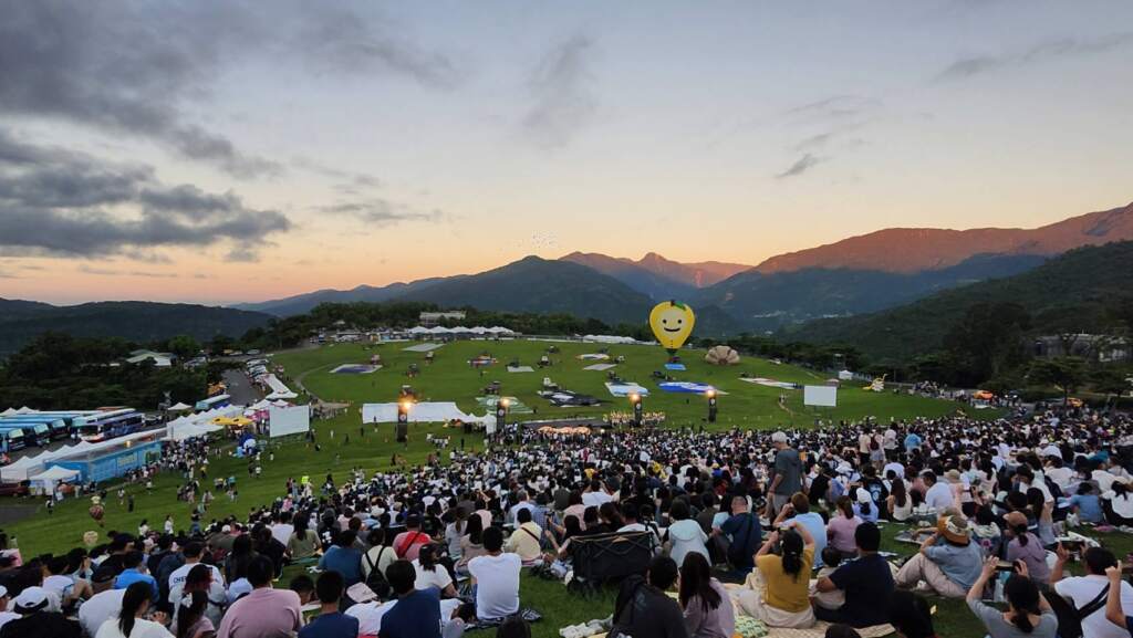 ∆2026臺灣國際熱氣球嘉年華於今(4)日清晨在鹿野高台正式開幕!全新成員「吉伊卡哇熱氣球」展現驚人吸引力,鹿野高台天還未亮便湧入大批人潮。(圖/記者 陳志強 攝)