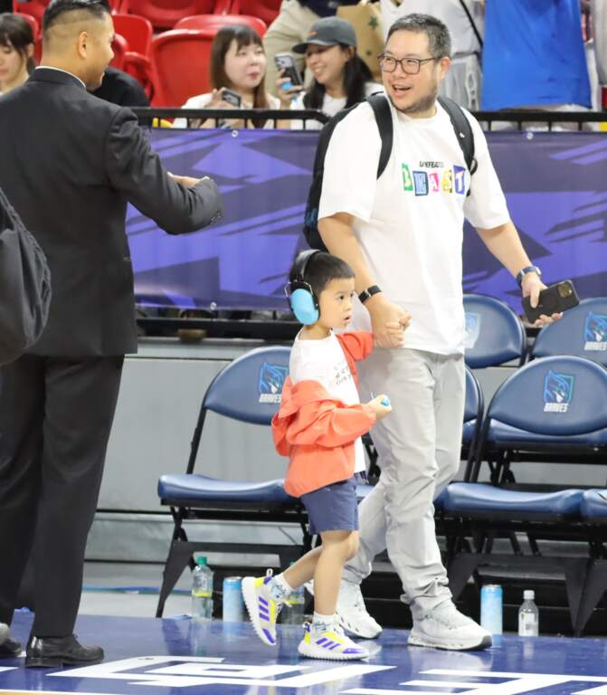 辜公怡理事長深入敵營，未來半年還有很多籃球界繁瑣財務等代清理。 (魏冠中攝影)
