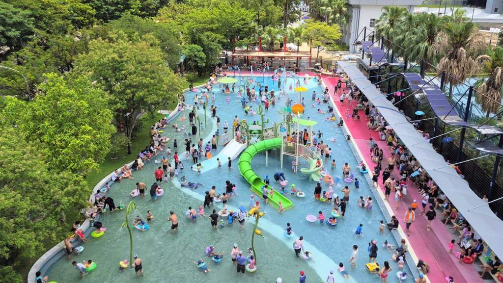 ▲自來水園區水鄉庭園現場開心消暑。